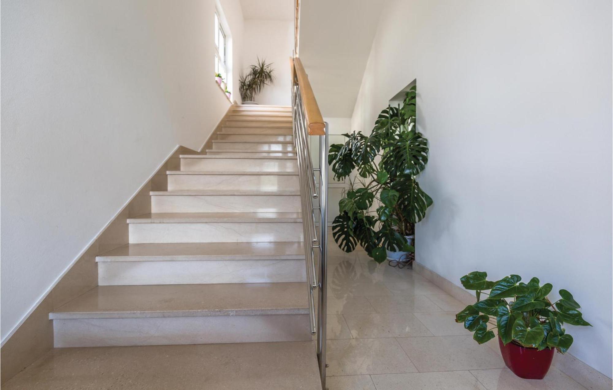 1 Bedroom Stunning Apartment In Makarska Eksteriør bilde