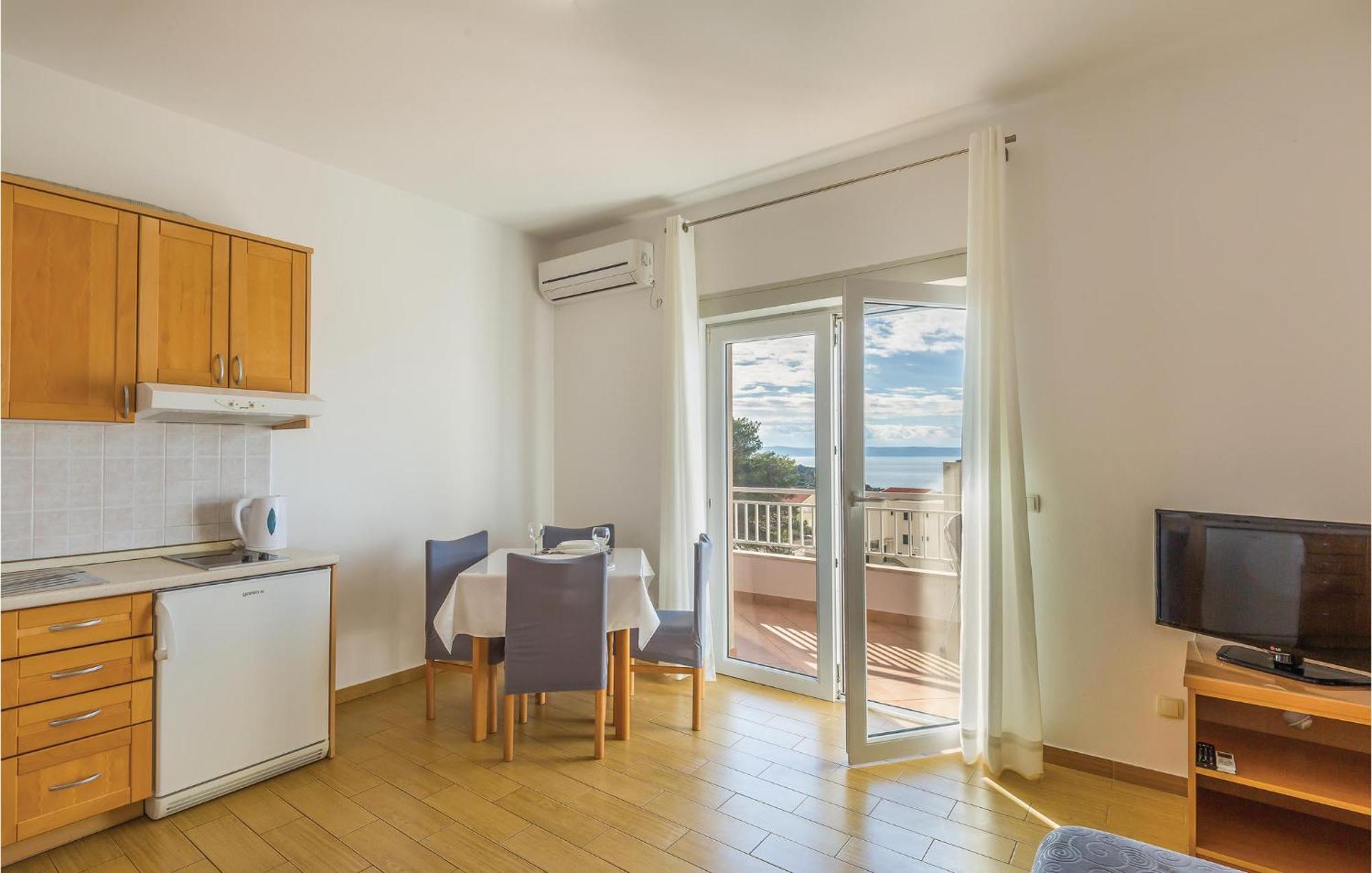 1 Bedroom Stunning Apartment In Makarska Eksteriør bilde
